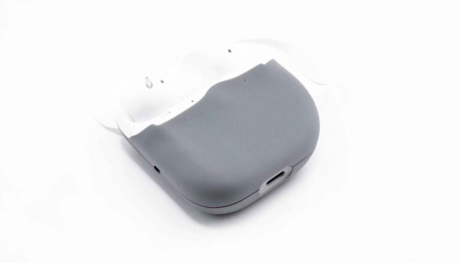 Чехол-аккумулятор для iPhone и наушников AirPods на белом фоне